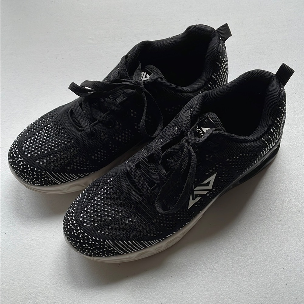 Active USA men’s Black Sneakers, size 8.5